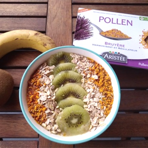 Smoothie bowl banane kiwi et pollen frais de bruyère Aristée®